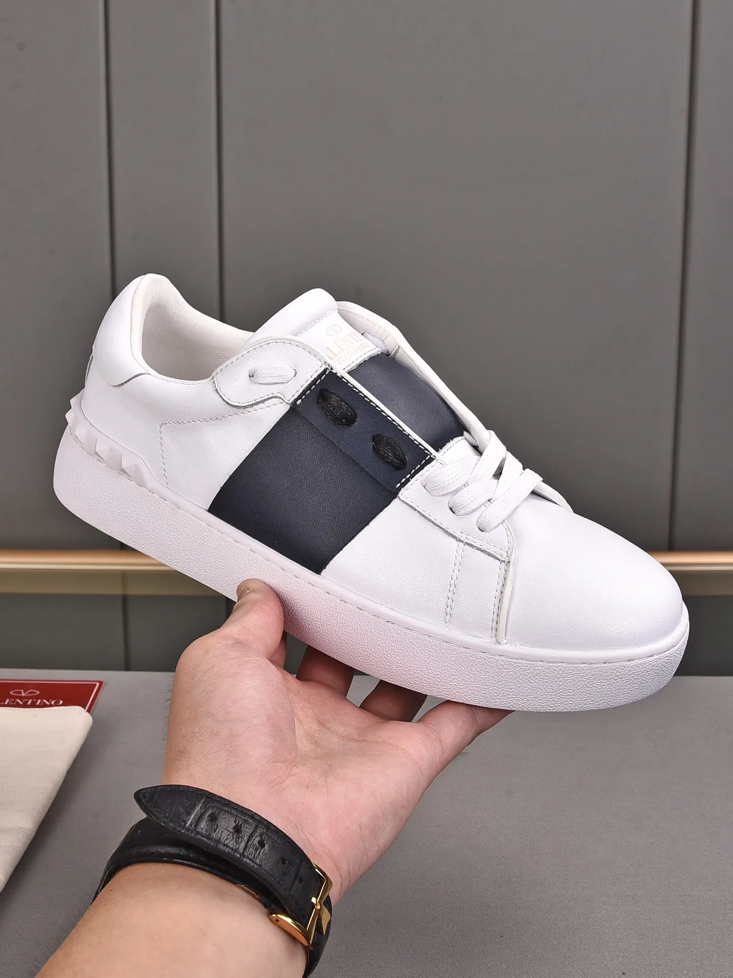 Men's shoes 440💰 (men and women couples) Valentino classic color matching series casual shoes. Made with heavy craftsmanship, good products pay attention to every detail. A must-have trendy item that can be worn all year round, it has been worn by many celebrities and Internet celebrities~~Imported cowhide surface, unique design concept, sheepskin lining, counter quality. Women’s clothing 35-40. Men’s clothing 39-44, 45-46 (returns and exchanges are not supported for custom-made items)
